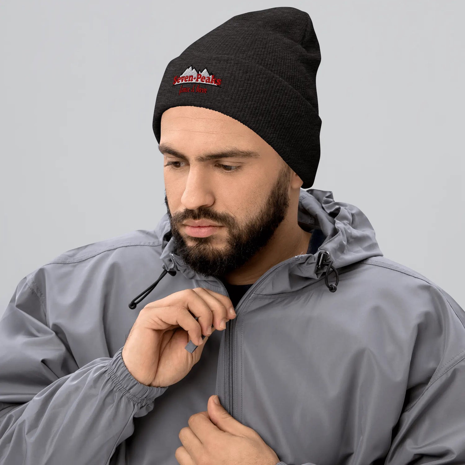 Beanie in dark grey with logo on the front